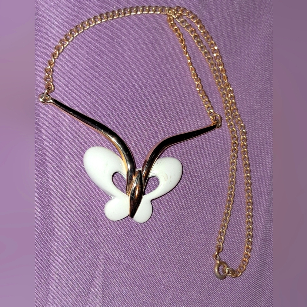 Unsigned Trifari White Enamel Chain Gold Tone Necklace Butterfly